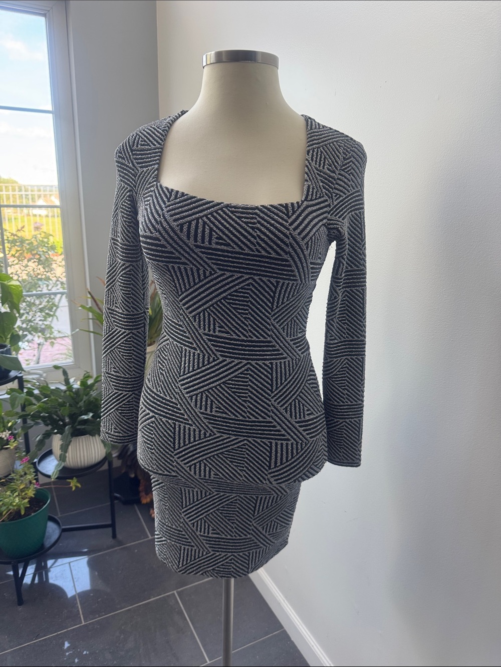 Madden Girl Black & White Geometric Square Neck Long Sleeve Dress